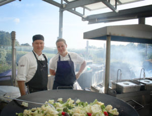 Läs mer om artikeln Frida Nilsson lagar hel Bjärekyckling på Hotell och Restaurang Hovs Hallar