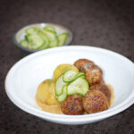 Kycklingköttbullar från bjärefågel tillsammans med potatis och inlagd gurka.