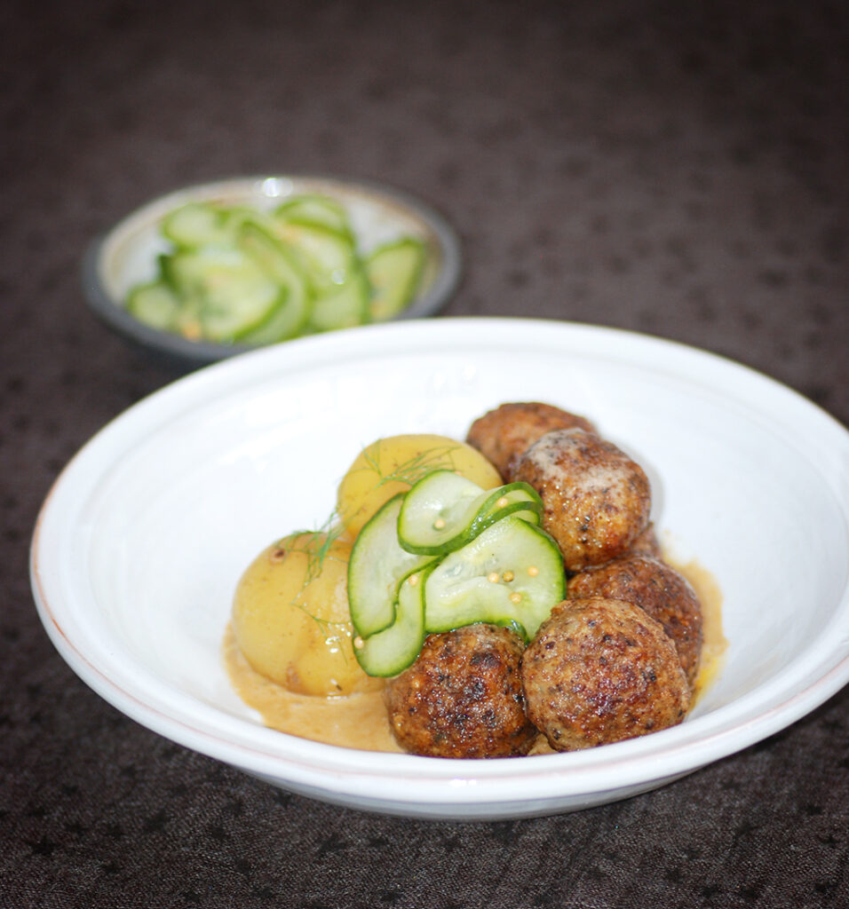 Kycklingköttbullar från bjärefågel tillsammans med potatis och inlagd gurka.