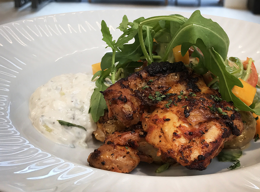 Grillar kycklinglårfile med koriander och chili.