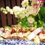 kycklingsallad som serveras på danskt rågbröd.