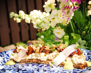 kycklingsallad som serveras på danskt rågbröd.
