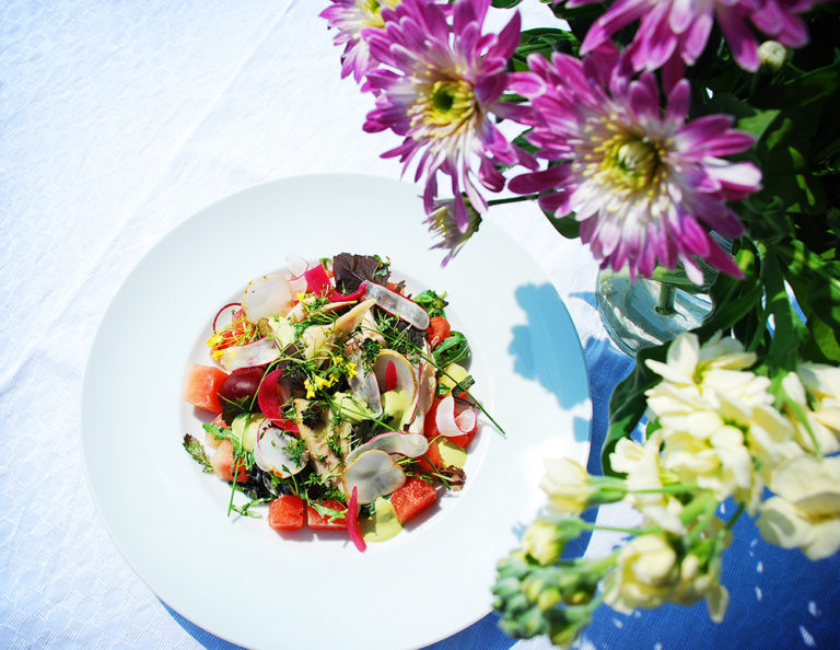 Läs mer om artikeln Lättrökt kycklingbröst med sommarsallad