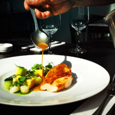 Stekt kycklingbröst med saltbakad rotselleri, tryffel och polenta