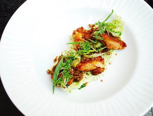 Stekt kyckling med broccoli och blåmögelcrunch.