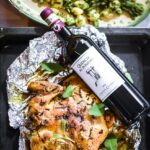 Pollo alla diavola kyckling på aliminiumfolie, med en rödvinsflaska.