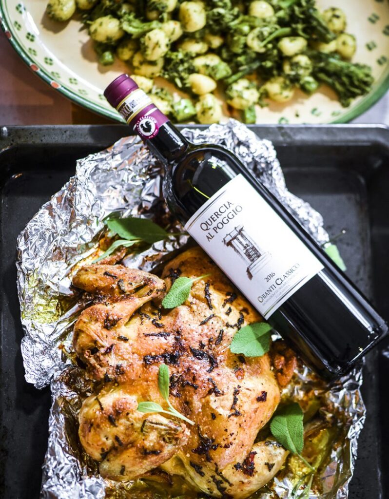 Pollo alla diavola kyckling på aliminiumfolie, med en rödvinsflaska.