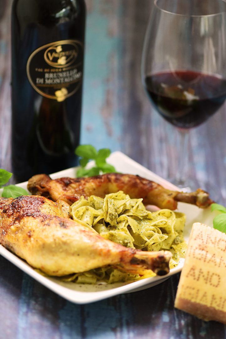 Du visar för närvarande Tomat- och vitlöksglaserad kycklingklubba med hemslungad pesto