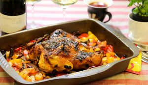 Hel kyckling på en bädd av grönsaker. Recept inspirerat från Jamie Oliver