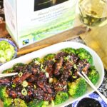 Fat med general tsos chicken på en bädd av broccoli.