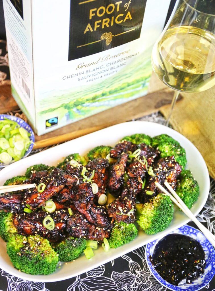 Fat med general tsos chicken på en bädd av broccoli.