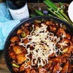 Mongolian chicken med frfiterade risnudlar på toppen.