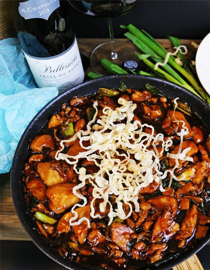 Mongolian chicken med frfiterade risnudlar på toppen.