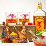 Fireballmarinerade kycklingklubbor med kryddhet dipp. Fireballflaska i bakgrunden.