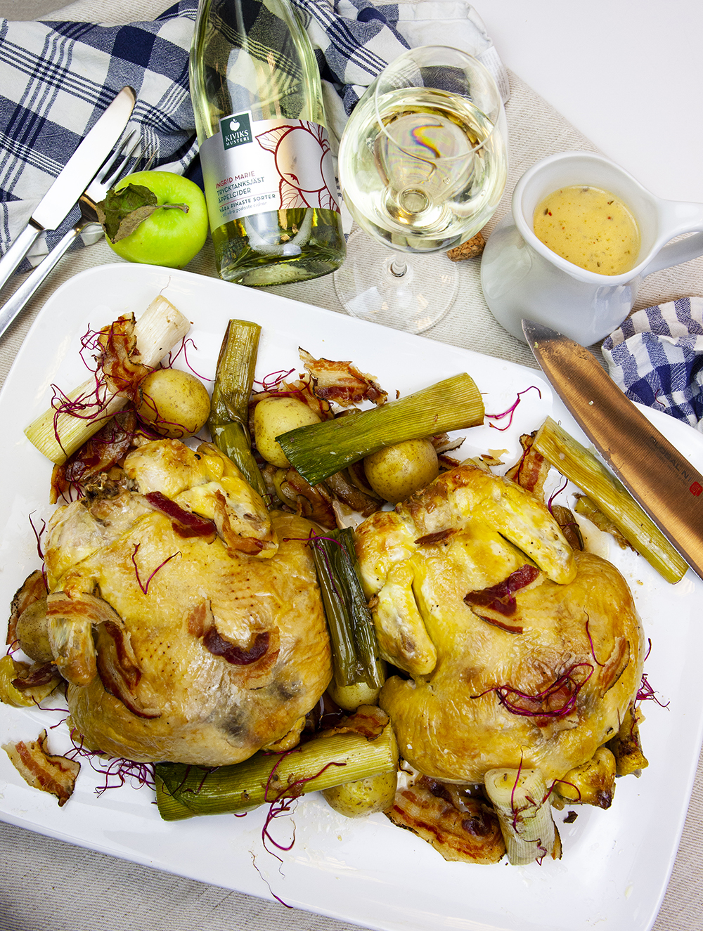 You are currently viewing Ugnsstekt äppelfylld kyckling med cidersås, purjolök & pancetta