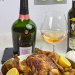 Sojapenslad hel kyckling i en djup skål, med ett glas vitt vin i bakgrunden.
