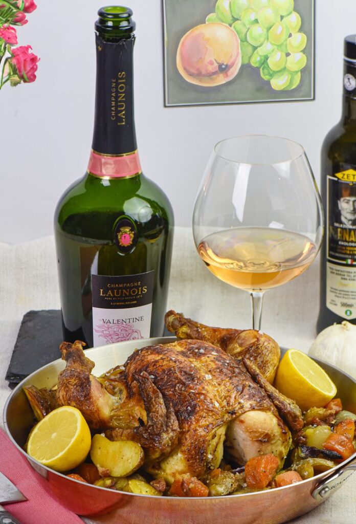 Sojapenslad hel kyckling i en djup skål, med ett glas vitt vin i bakgrunden.