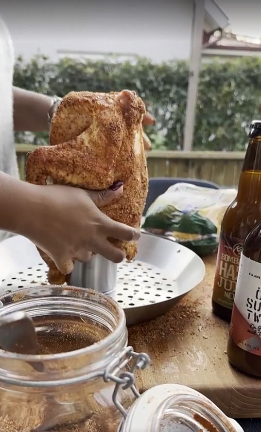 Read more about the article Saftig Beer Can Chicken på grillen
