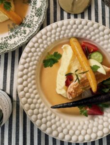 Kycklingbrost med potatispuré och smorad rostad kycklingsky