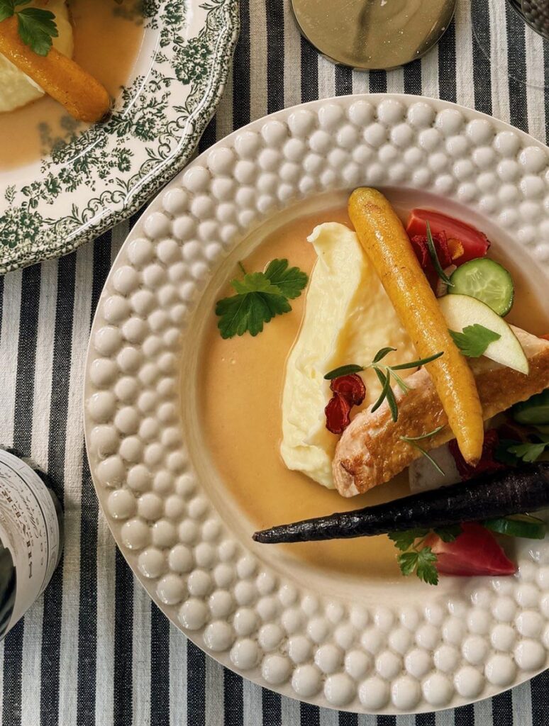 Kycklingbrost med potatispuré och smorad rostad kycklingsky