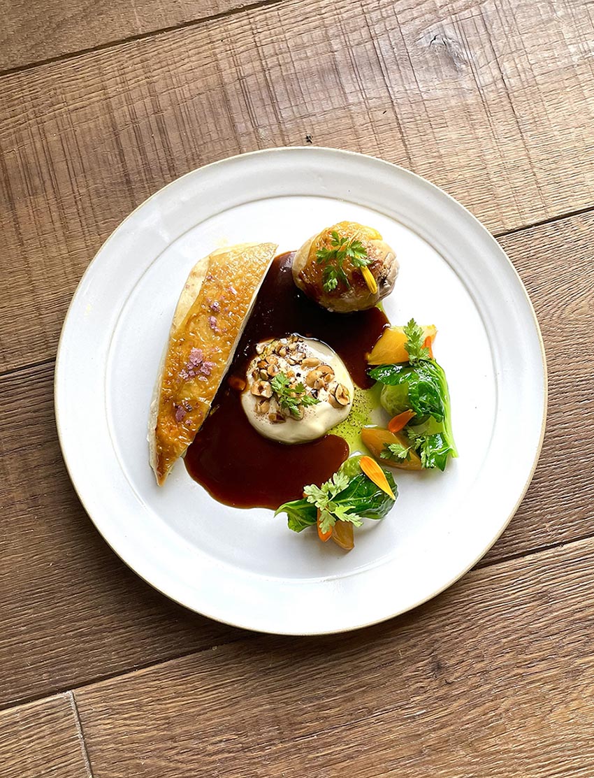 Du visar för närvarande Restaurang Flora x Bjärekyckling – en relation byggd på förtroende och mathantverk